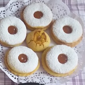 ciambelle e biscotti con pastafrolla